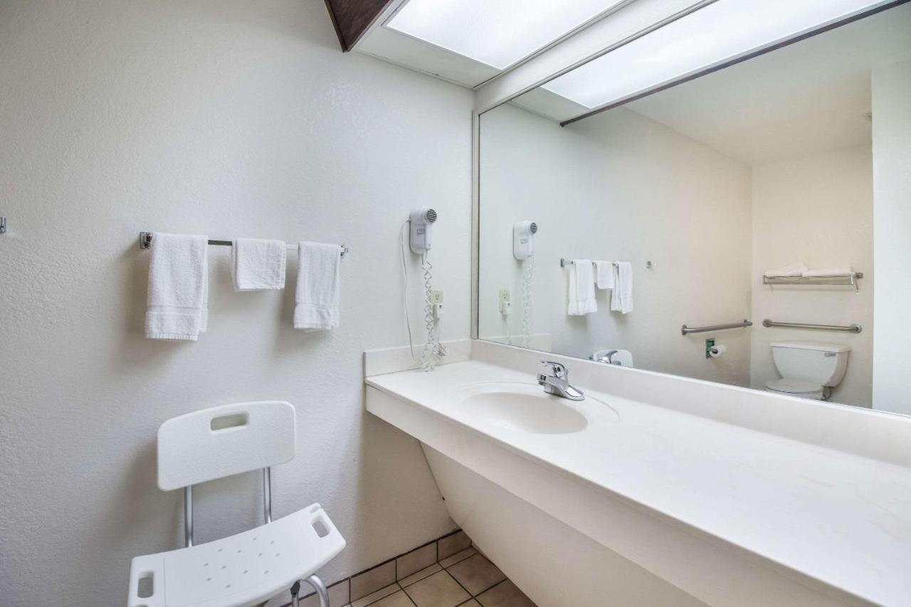 Rodeway Inn Bolivar Экстерьер фото
